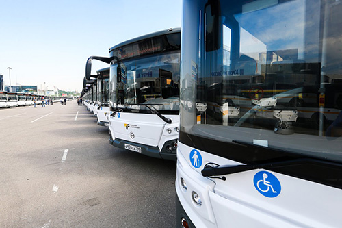 Более 300 автобусов Мострансавто будут задействованы в перевозках посетителей авиационно-космического салона МАКС-2021.